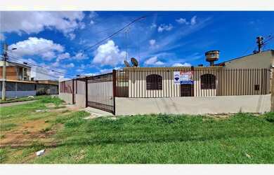 Imagem: A casa possui 3 Dormitórios, 1 Banheiro, 4 Vagas na garagem