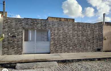 Imagem: A casa possui 2 Dormitórios, 1 Banheiro, 2 Vagas na garagem