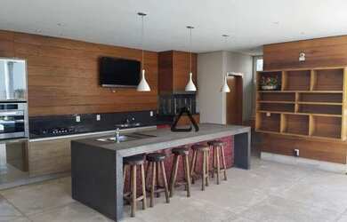 Imagem: A casa possui 4 Dormitórios, 4 Banheiros, 4 Vagas na garagem