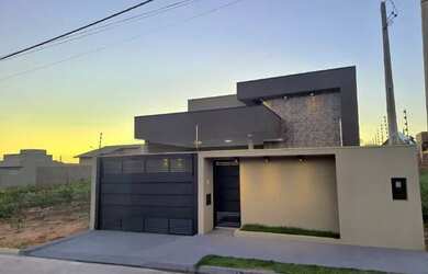 Imagem: A casa possui 3 Dormitórios, 3 Banheiros, 2 Vagas na garagem