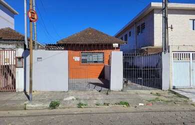 Imagem: A casa possui 1 Dormitório, 1 Banheiro, 1 Vaga na garagem