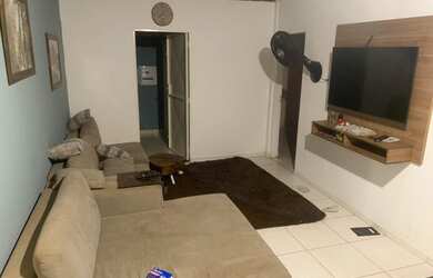 Imagem: A casa possui 3 Dormitórios, 2 Banheiros, 1 Vaga na garagem