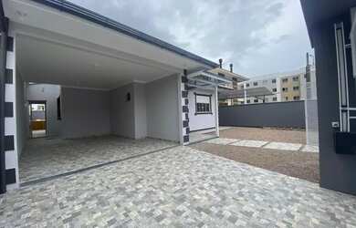 Imagem: A casa possui 3 Dormitórios, 3 Banheiros, 2 Vagas na garagem