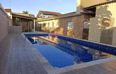 Imagem: A casa possui 2 Dormitórios, 4 Banheiros, 5 Vagas na garagem