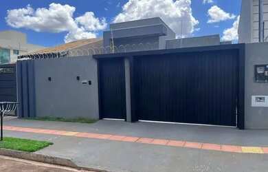 Imagem: A casa possui 3 Dormitórios, 3 Banheiros, 3 Vagas na garagem