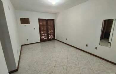 Imagem: A casa possui 3 Dormitórios, 2 Banheiros, 1 Vaga na garagem