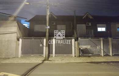 Imagem: A casa possui 3 Dormitórios, 1 Banheiro, 2 Vagas na garagem