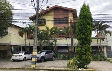 Imagem: A casa possui 4 Banheiros e 800m² de Área e está localizado