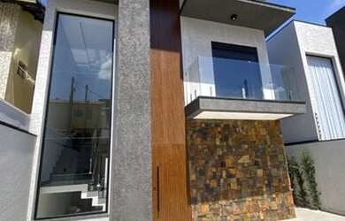 Imagem: A casa possui 3 Dormitórios, 2 Banheiros, 3 Vagas na garagem