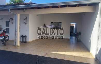 Imagem: A casa possui 3 Dormitórios, 1 Banheiro, 3 Vagas na garagem