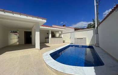 Imagem: A casa e possui 2 Dormitórios, Suítes, 4 Banheiros, 2 Vagas