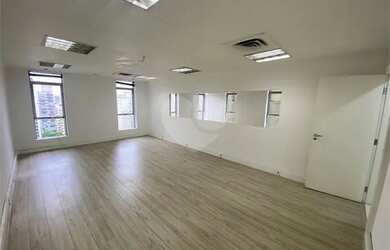 Imagem: O depósito possui 4 Vagas na garagem, 419m² de Área e está