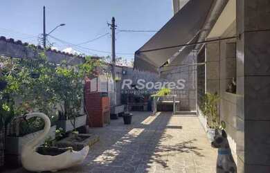 Imagem: A casa possui 2 Dormitórios, 2 Banheiros, 2 Vagas na garagem