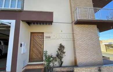 Imagem: A casa possui 3 Dormitórios, 1 Banheiro, 2 Vagas na garagem