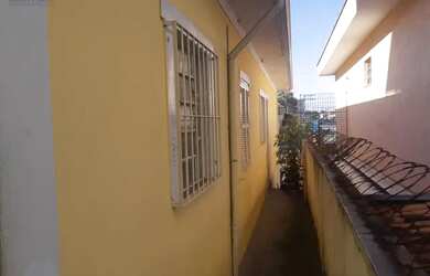 Imagem: A casa possui 2 Dormitórios, 1 Banheiro, 2 Vagas na garagem