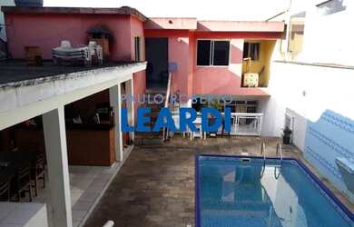 Imagem: A casa possui 4 Dormitórios, 5 Banheiros, 4 Vagas na garagem