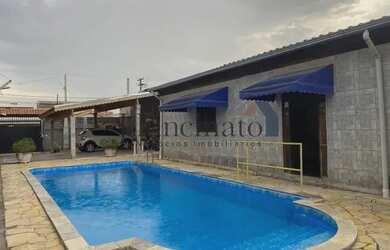 Imagem: A casa possui 3 Dormitórios, 3 Banheiros, 5 Vagas na garagem