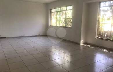 Imagem: A casa possui 3 Dormitórios, 3 Banheiros, 4 Vagas na garagem