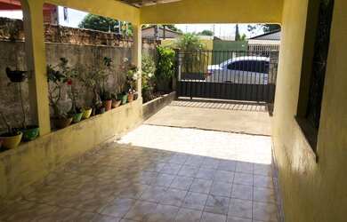 Imagem: A casa possui 3 Dormitórios, 1 Banheiro, 2 Vagas na garagem