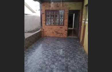 Imagem: A casa possui 4 Dormitórios, 1 Banheiro, 1 Vaga na garagem