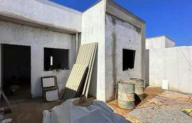 Imagem: A casa possui 3 Dormitórios, 1 Banheiro, 2 Vagas na garagem