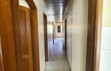 Imagem: A casa possui 3 Dormitórios, 3 Banheiros, 2 Vagas na garagem