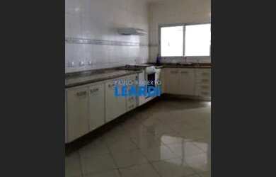 Imagem: A casa possui 3 Dormitórios, 3 Banheiros, 2 Vagas na garagem