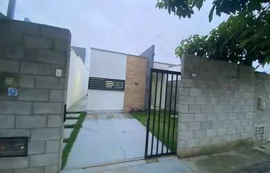 Imagem: A casa possui 2 Dormitórios, 1 Banheiro, 2 Vagas na garagem