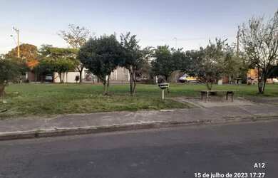 Imagem: A casa possui 2 Dormitórios, 1 Banheiro e 2 Vagas na garagem