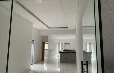 Imagem: A casa possui 3 Dormitórios, 3 Banheiros, 3 Vagas na garagem