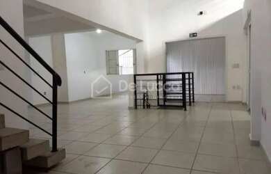 Imagem: O depósito possui 4 Vagas na garagem e 350m² de Área e está