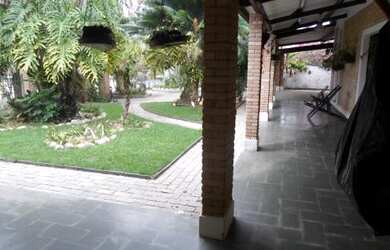 Imagem: A casa possui 5 Dormitórios, 4 Banheiros, 5 Vagas na garagem