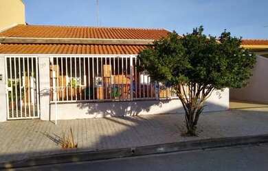 Imagem: A casa possui 2 Dormitórios, 1 Banheiro, 3 Vagas na garagem