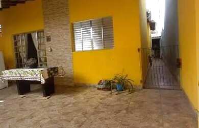 Imagem: A casa possui 2 Dormitórios, 1 Banheiro e 3 Vagas na garagem