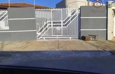 Imagem: A casa possui 5 Dormitórios, 3 Banheiros, 3 Vagas na garagem