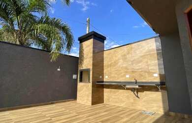 Imagem: A casa possui 3 Dormitórios, 2 Banheiros, 2 Vagas na garagem