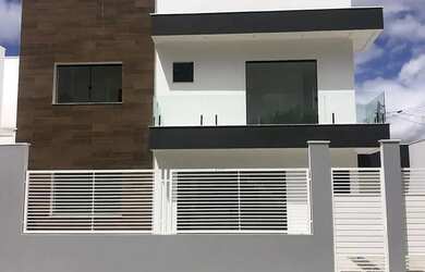 Imagem: A casa possui 3 Dormitórios, 2 Banheiros, 92m² de Área e