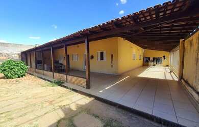 Imagem: A casa em condomínio possui 4 Dormitórios, 3 Banheiros, 5