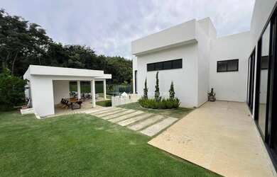 Imagem: A casa em condomínio possui 4 Dormitórios, 5 Banheiros, 4