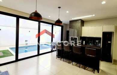 Imagem: A casa possui 3 Dormitórios, 2 Banheiros, 2 Vagas na garagem