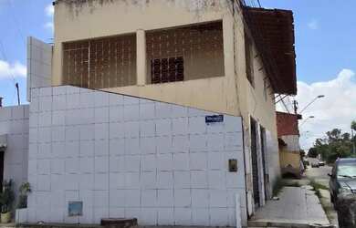 Imagem: A casa possui 3 Dormitórios, 1 Banheiro, 1 Vaga na garagem