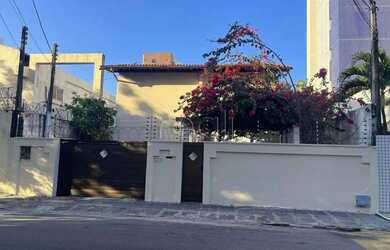 Imagem: A casa possui 4 Dormitórios, 3 Banheiros, 4 Vagas na garagem