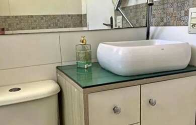 Imagem: O apartamento possui 2 Dormitórios, 1 Banheiro, 1 Vaga na garagem