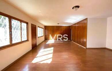 Imagem: A casa possui 3 Dormitórios, 2 Banheiros, 1 Vaga na garagem