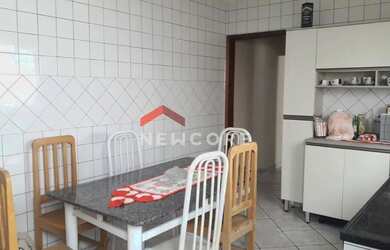 Imagem: A casa possui 2 Dormitórios, 1 Banheiro, 2 Vagas na garagem