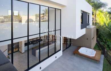 Imagem: A casa em condomínio possui 5 Dormitórios, 5 Banheiros, 3