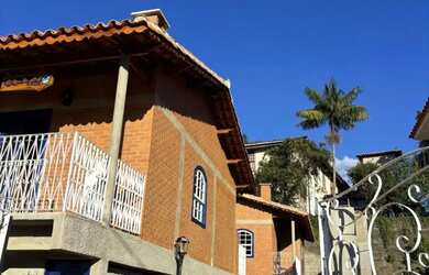 Imagem: A casa possui 2 Dormitórios, Acomodam 6 pessoas e 1 Vaga na