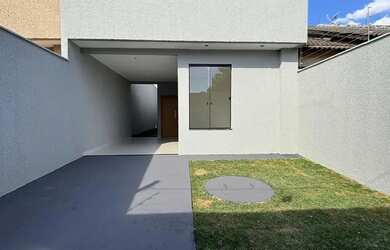 Imagem: A casa possui 3 Dormitórios, 2 Banheiros, 2 Vagas na garagem