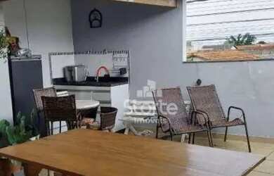 Imagem: A casa possui 3 Dormitórios, 2 Banheiros, 2 Vagas na garagem