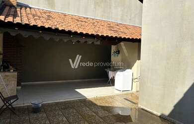 Imagem: A casa possui 4 Dormitórios, 2 Banheiros, 3 Vagas na garagem